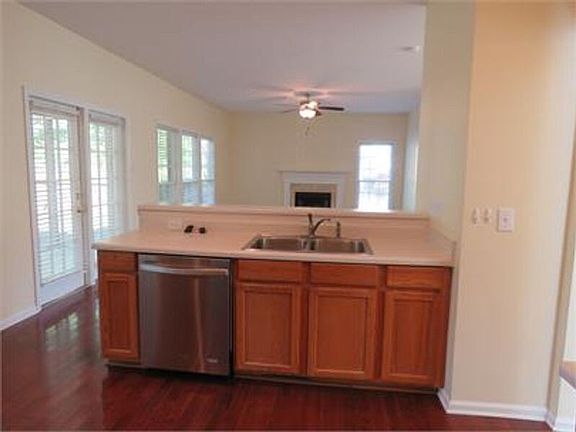 5th image of 28 Halehaven Dr