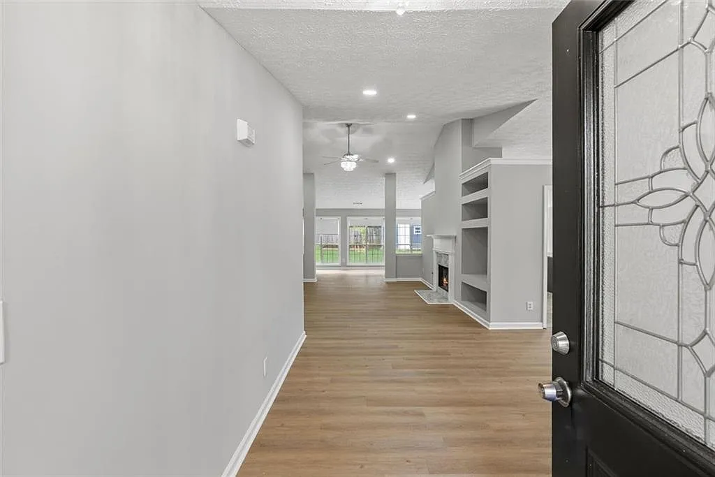 4 bed, 2700 sqft, $2,900 — Photo 2