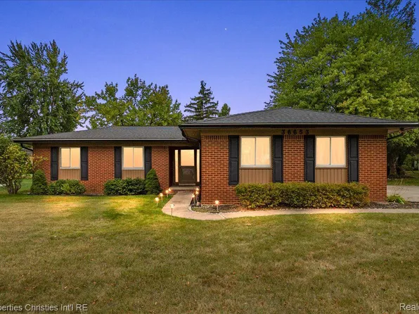 36653 Lansbury Ln, Farmington, MI 48335