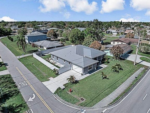 4th image of 2092 SW Airoso Boulevard