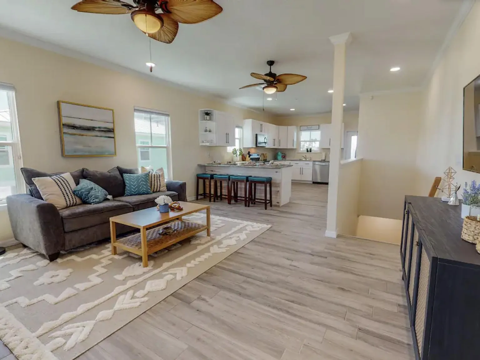 3 bed, 2400 sqft, $3,000 — Photo 3