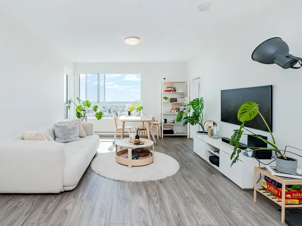 6438 Byrnepark Dr #416, Burnaby, BC V3N 1S7