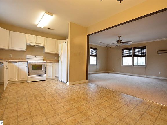 5th image of 11 Crosby Ln