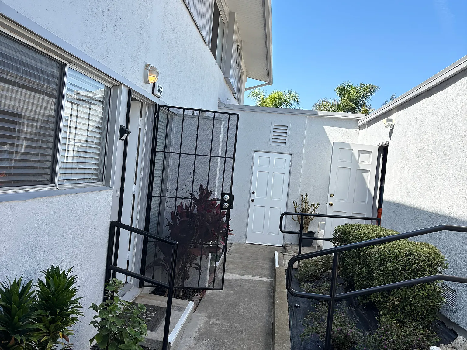 2 bed, 1.5 bath, 900 sqft, $3,995 — Photo 2