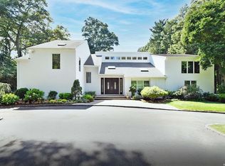 320 Annandale Dr, Syosset, NY 11791