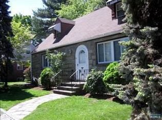 88 Glenwood Ave, Elmwood Park, NJ 07407
