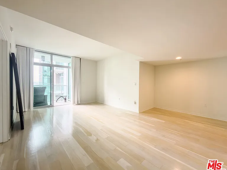 13700 Marina Pointe Dr #1626 — Photo 2
