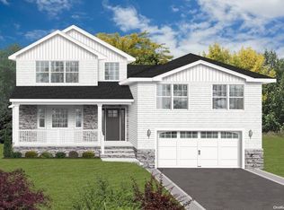 21 Center Dr, Syosset, NY 11791