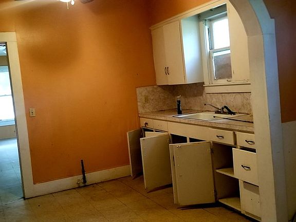 5th image of 510 E Correll St