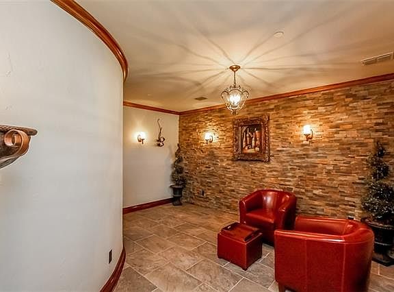 3rd image of 5631 Laguna Dr