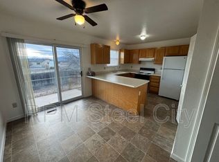 496-498 S Bellflower Dr, Pueblo, CO 81007