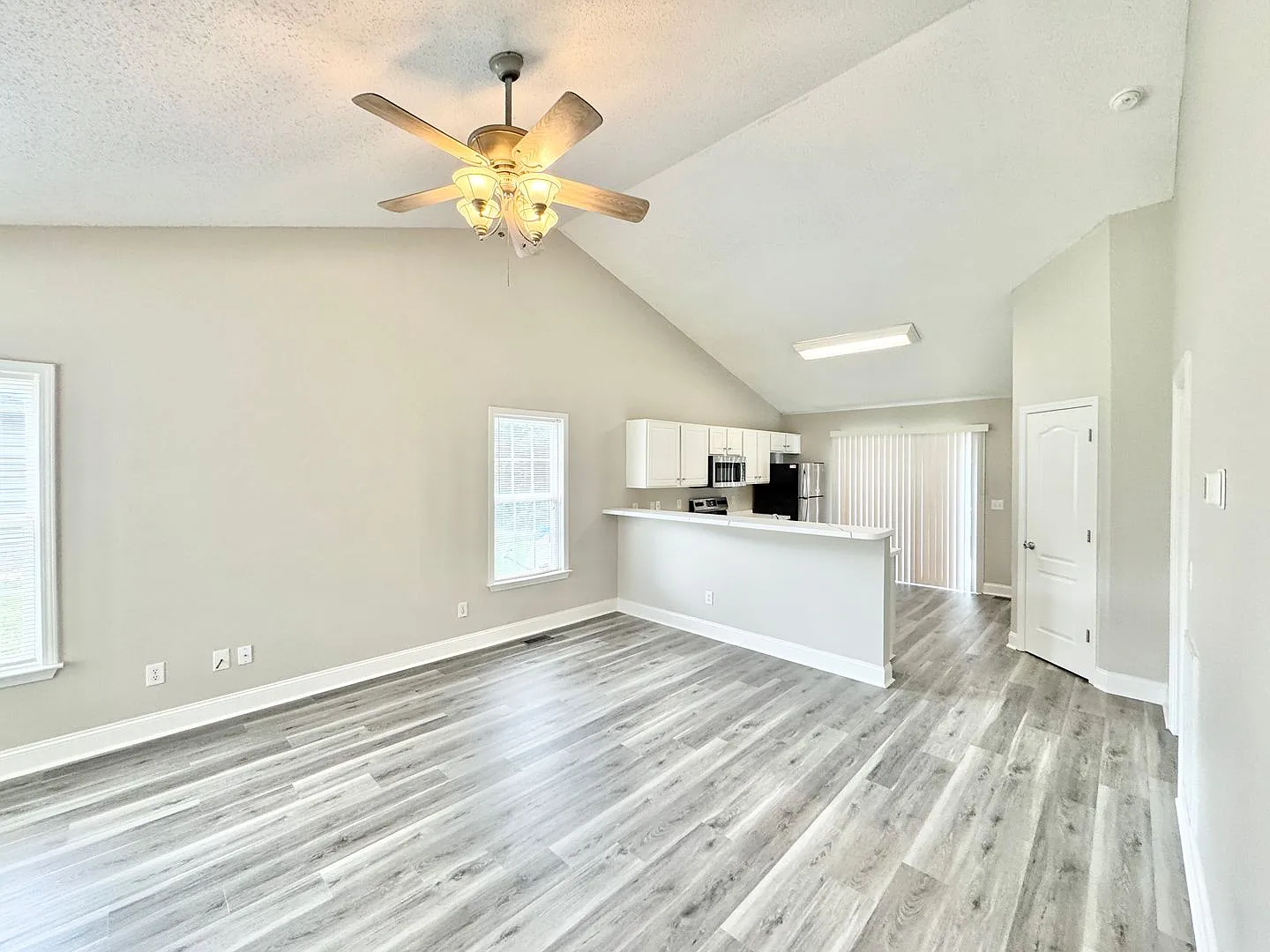 Wonderful Lakefront 4 Bedroom, 2 Bath in St. Clos subdivision off Creekridge Road — Photo 3