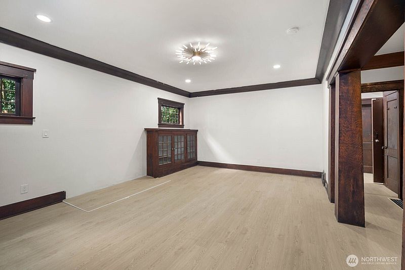 5th image of 2109 Aurora Avenue N