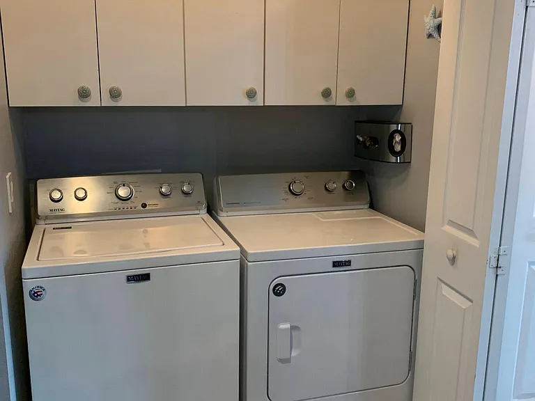Washer/dryer included