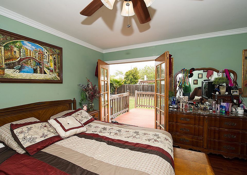 2nd image of 218 Beverly Ave