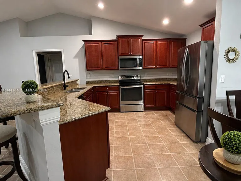180 SW Voltair Ter — Photo 13