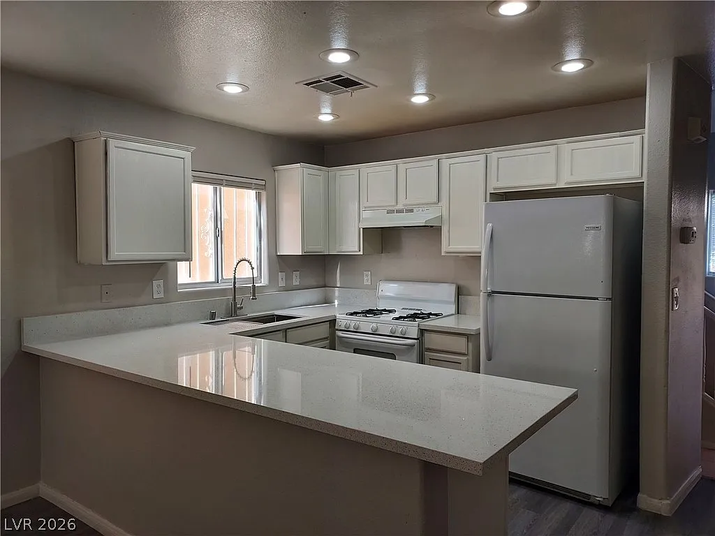 3 bed, 2.5 bath, 1130 sqft, $1,695 — Photo 3