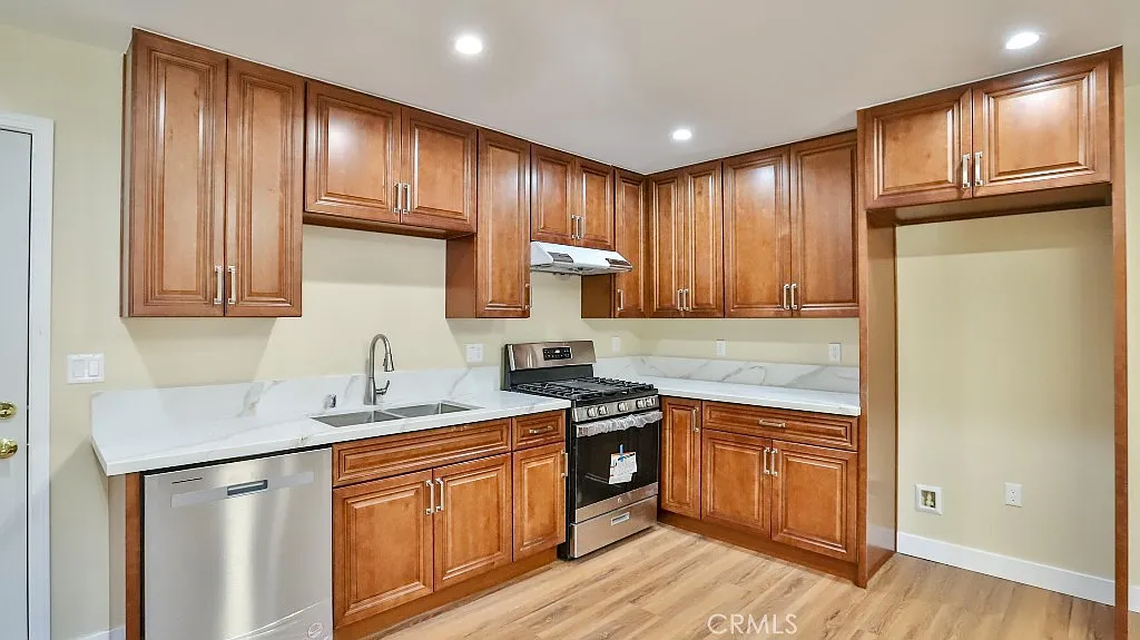 2 bed, 831 sqft, $3,100 — Photo 2
