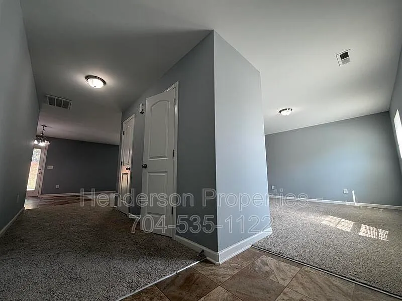 4 bed, 2.5 bath, 2018 sqft, $2,000 — Photo 2