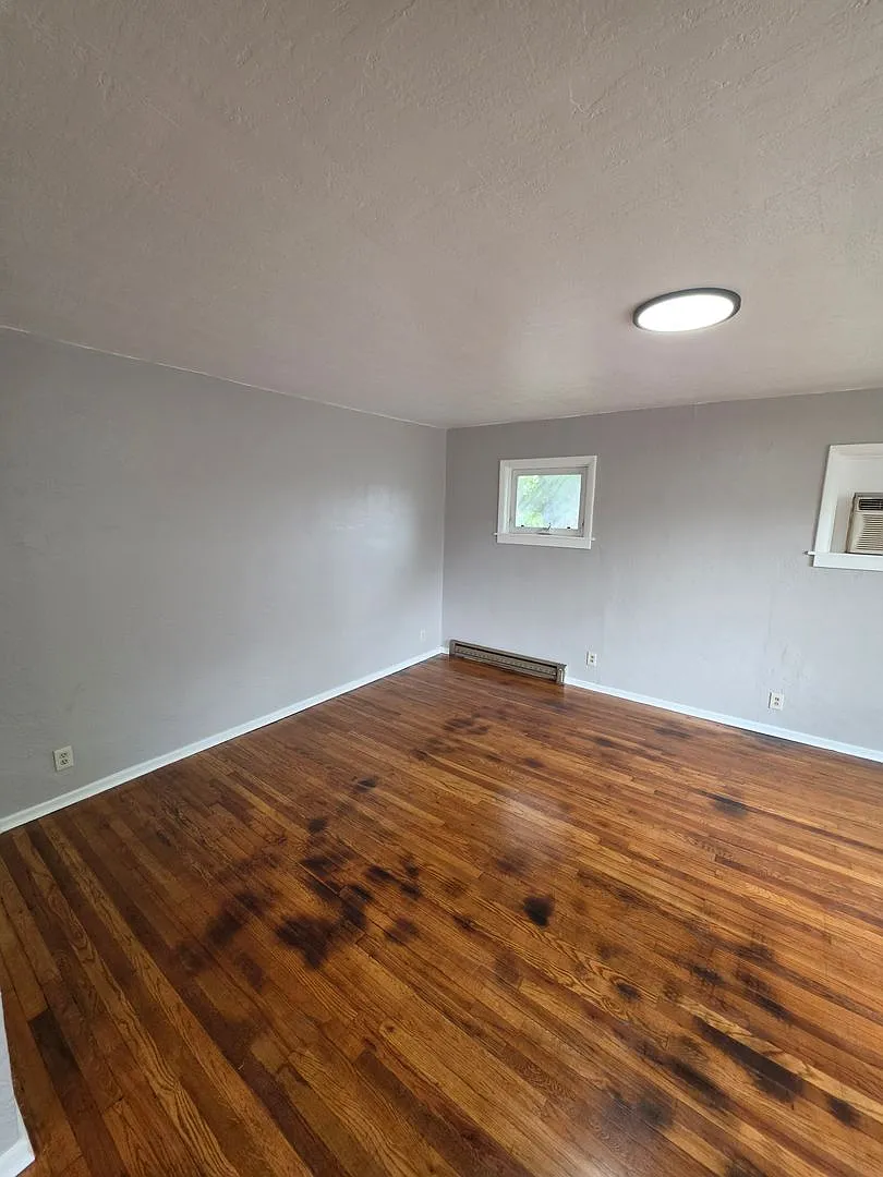 House with basement - Pets On Approval — Photo 4