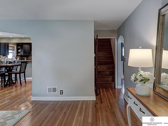 4th image of 5140 Blondo St