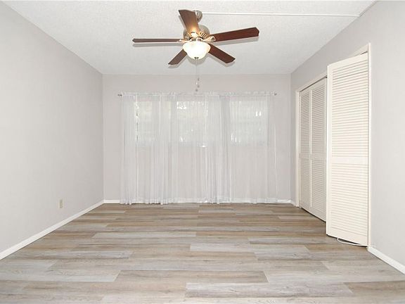 5th image of 575 Oaks Lane #107