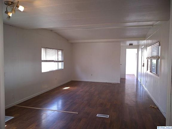 4th image of 935 Empire Dr