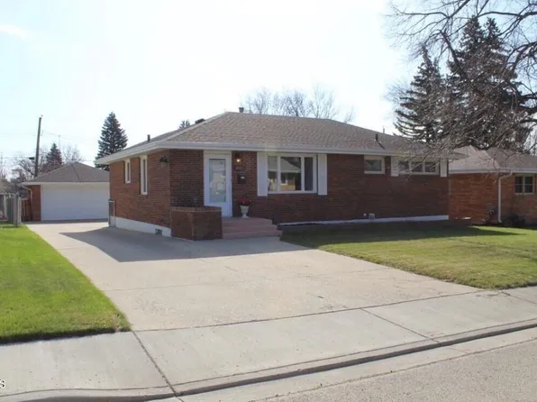1802 Monte Dr NW, Mandan, ND 58554