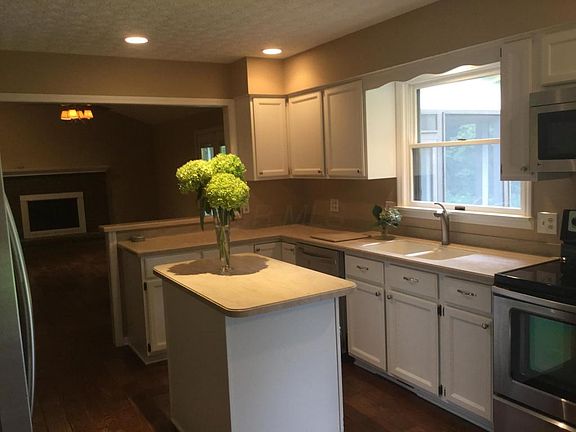 2nd image of 572 Liberty Ln