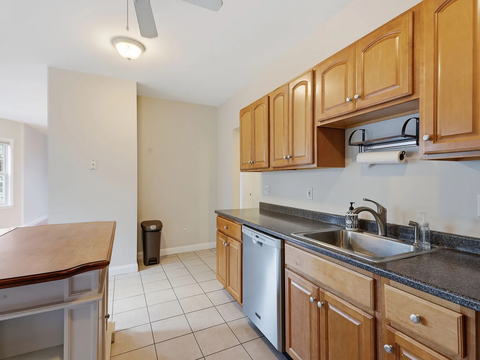 4 bed, 1655 sqft, $4,200 — Photo 3