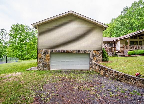 4th image of 521 Laurel Dr