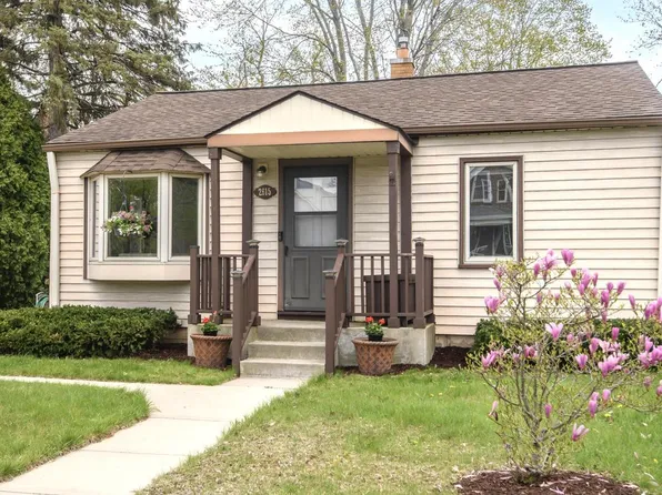 2615 E Denton AVENUE, Saint Francis, WI 53235