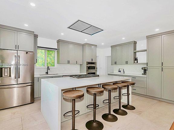 3rd image of 10450 NE 5th Ave #0