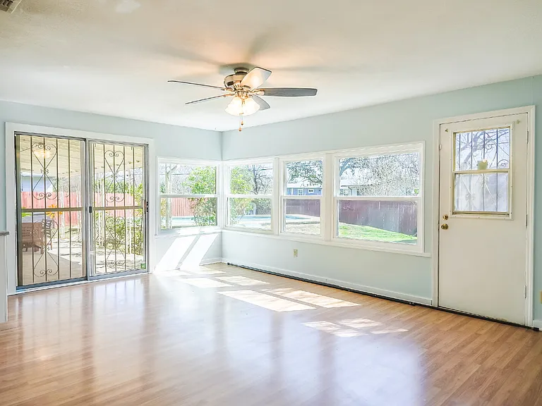 2622 W Summit Ave — Photo 8