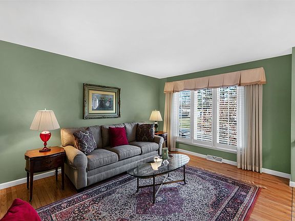 5th image of 7 Marjorie Dr