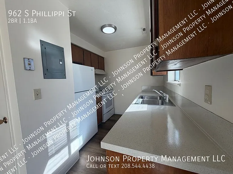 962 S Phillippi St — Photo 2