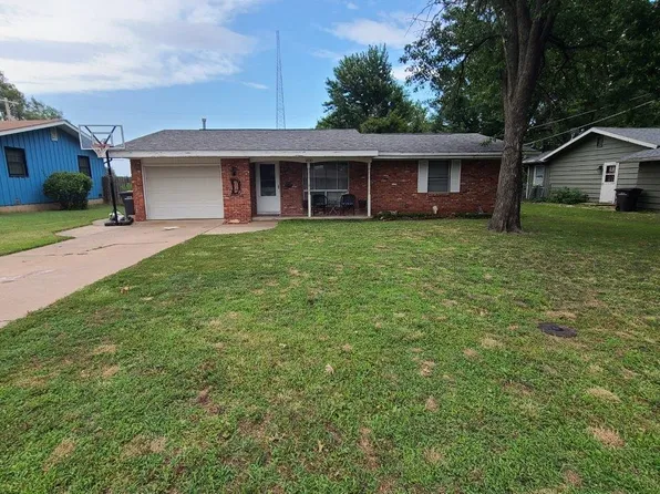 2120 Edgemont Dr, Arkansas City, KS 67005