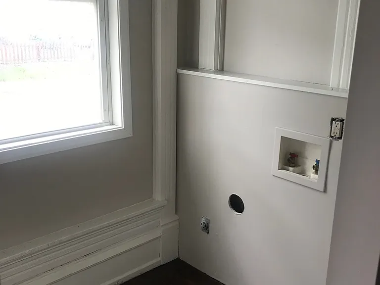458 W Clinton St — Photo 2