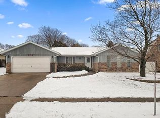 902 Colonade Rd, Shorewood, IL 60404