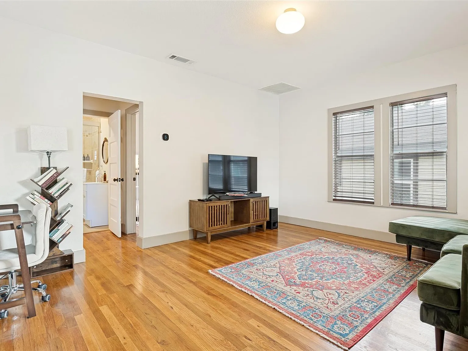 3 bed, 950 sqft, $2,000 — Photo 4