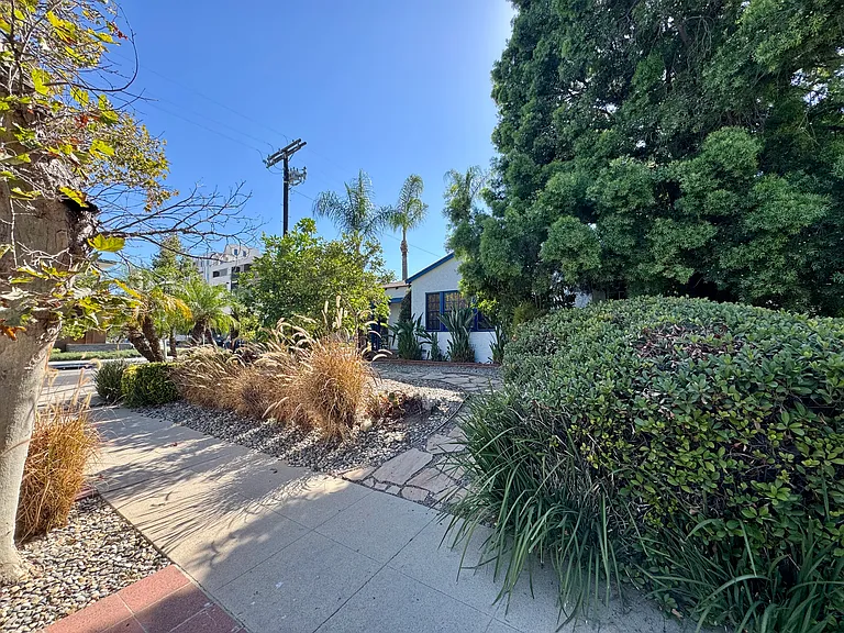 6205 Gentry Ave — Photo 2