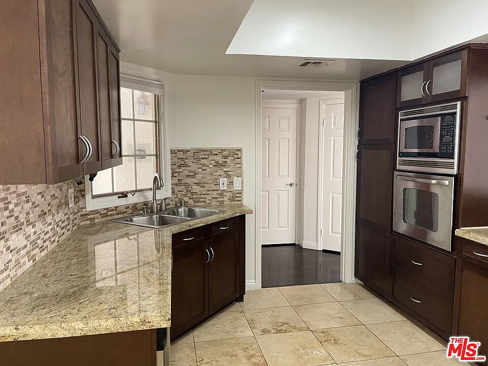 2 bed, 2.5 bath, 1448 sqft, $4,200 — Photo 3