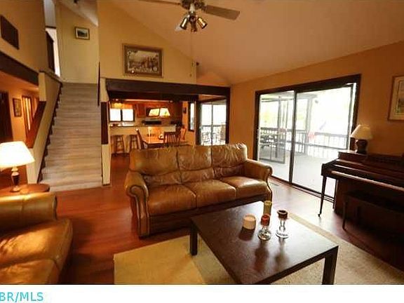 3rd image of 407 Greenacre Cir