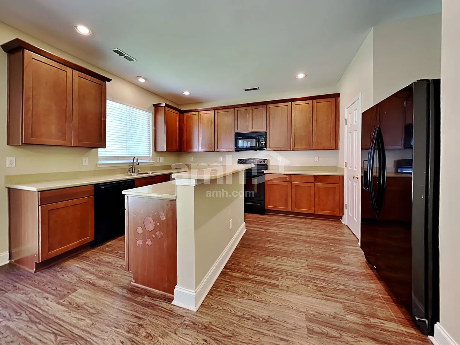 3 bed, 2.5 bath, 1803 sqft, $2,235 — Photo 3