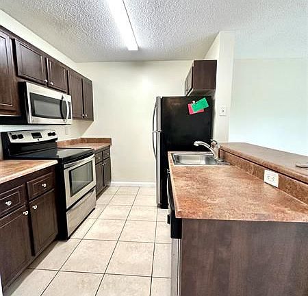 5th image of 1426 Meadows Cir W