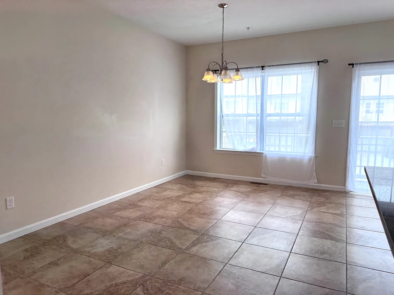 3 bed, 2.5 bath, 1560 sqft, $1,950 — Photo 4