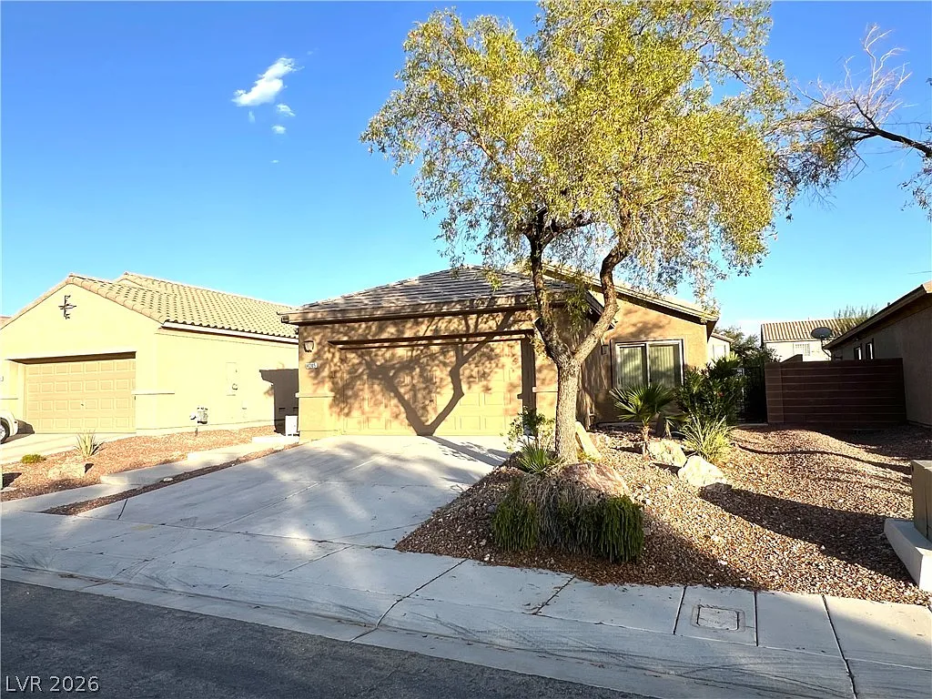 3 bed, 2.0 bath, 1685 sqft, $1,900 — Photo 2
