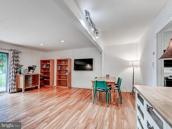 4th image of 15 Stonehenge Cir #15