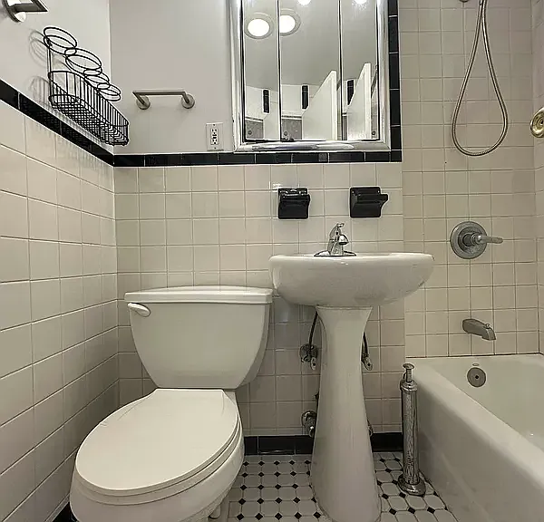 1321 3rd Ave #4B — Photo 6