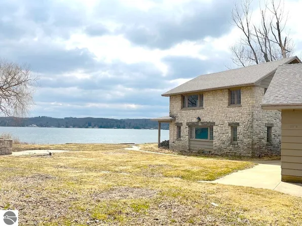 3171 Midway Dr, Onekama, MI 49675